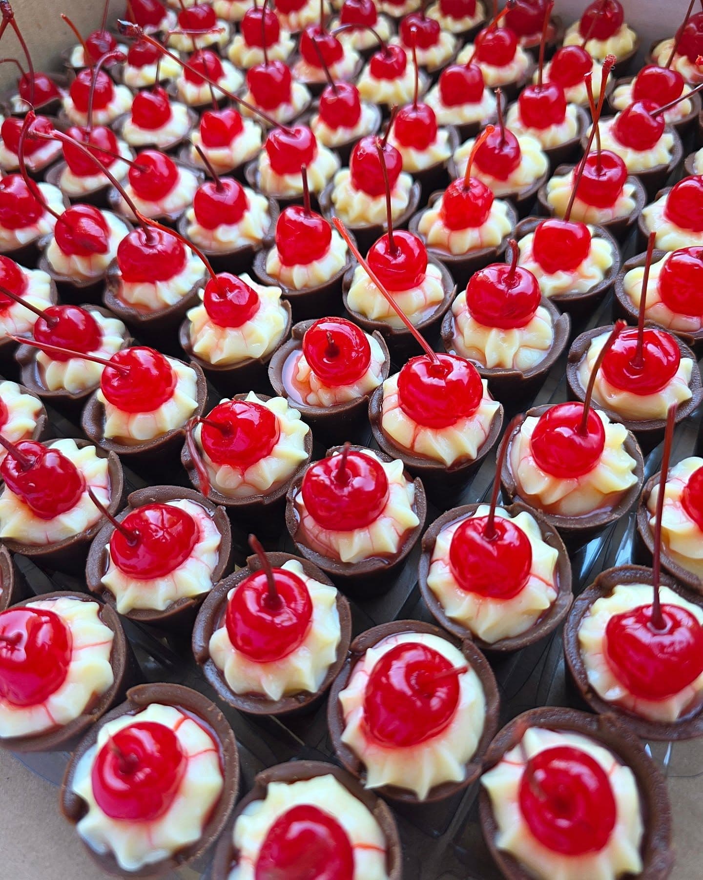 Doces finos com cereja